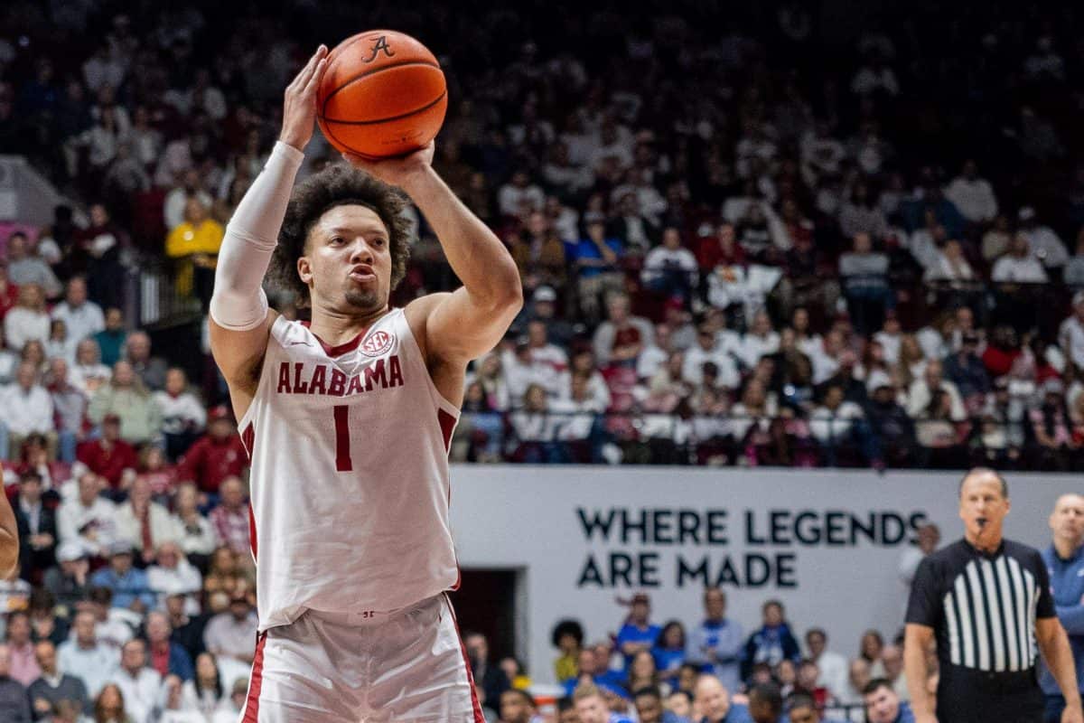 Alabama guard Mark Sears (#1) attempts a free throw against Kentucky.